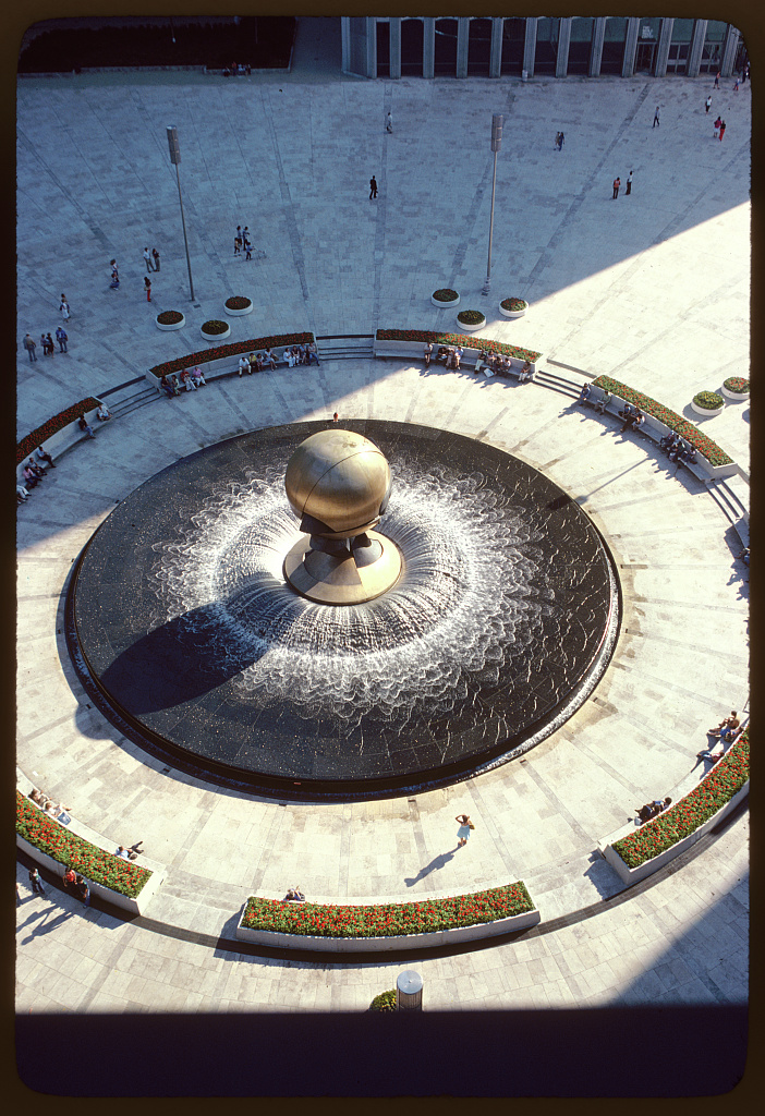 Balthazar Korab 1976 photograph showing the Sphere fountain, lower terrace, short stairs and curved planter beds